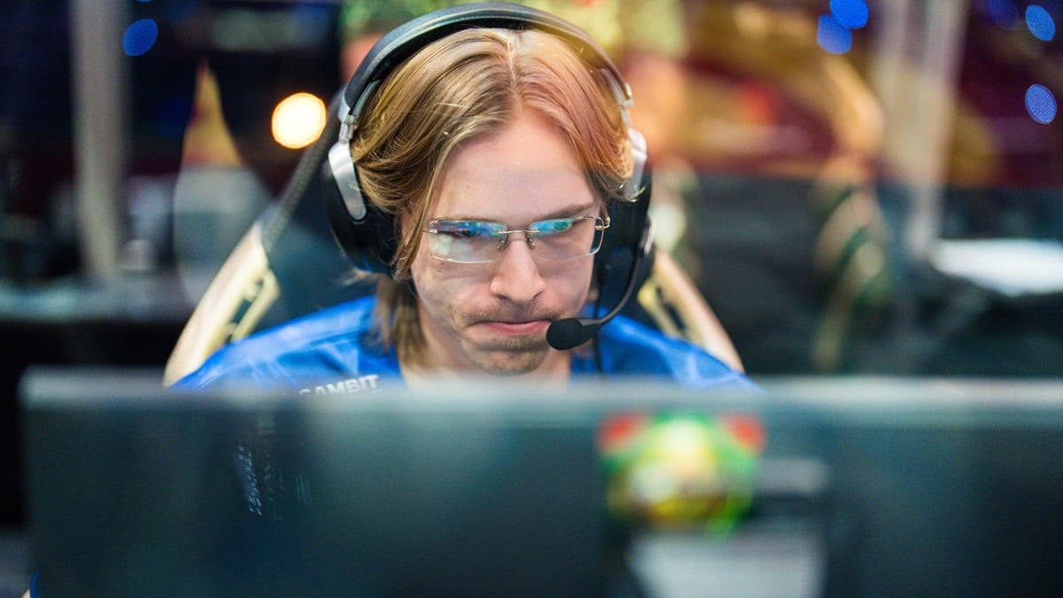 Topson from Tundra looking into the monitor in the player's booth at TI13